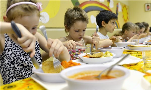 Jelentősen nő az ingyenes étkeztetésben részesülő gyermekek száma