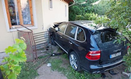 Porsche csapódott egy családi házba Érden