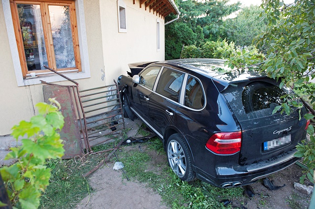 Porsche csapódott egy családi házba Érden