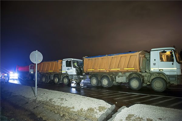 Három kamion ütközött össze az M0 autóúton