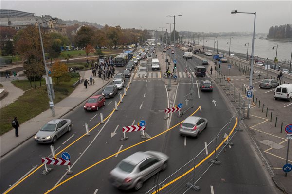 Budai fonódó villamoshálózat – Lezárták a budai alsó rakpart le- és felhajtóját a Margit hídnál