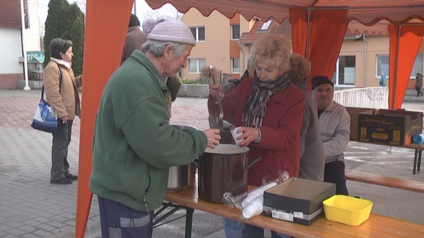 Karácsonyi ételosztás a Főtéren