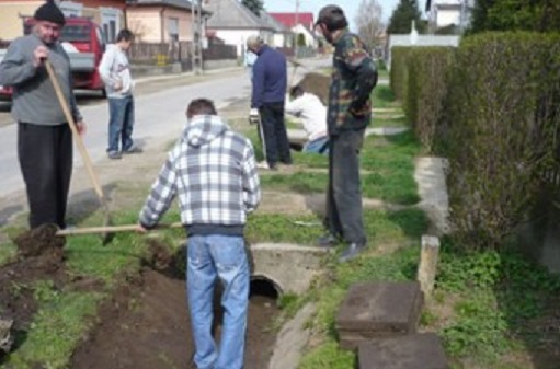 Szakmát tanulnak közmunkában