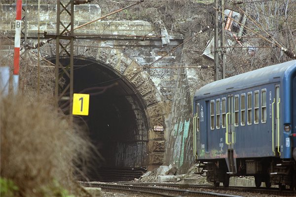 Déli pályaudvar: rétegvíz okozta a rézsűcsúszást