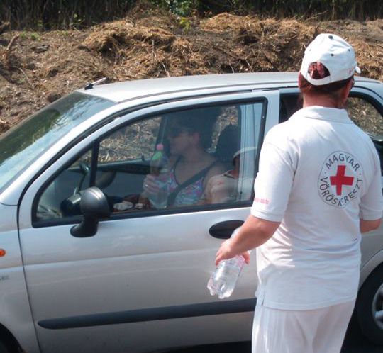 Vizet oszt a hőségben az Érdi Vöröskereszt