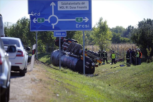 Árokba borult egy olajszállító autó a 6-os főúton