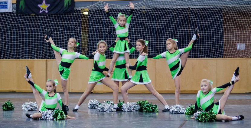 Tizennyolc fős cheerleader csapatunk Győrben