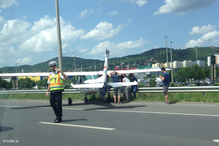 Kisrepülőgép landolt az autópályán