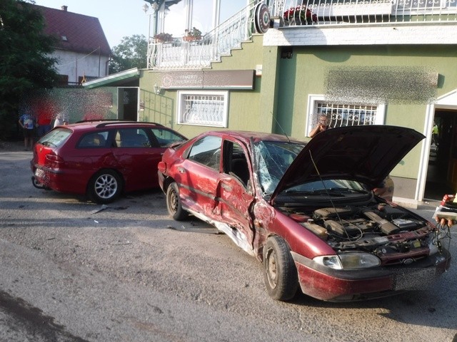 Kisbusz és egy személygépkocsi karambolozott Tárnokon