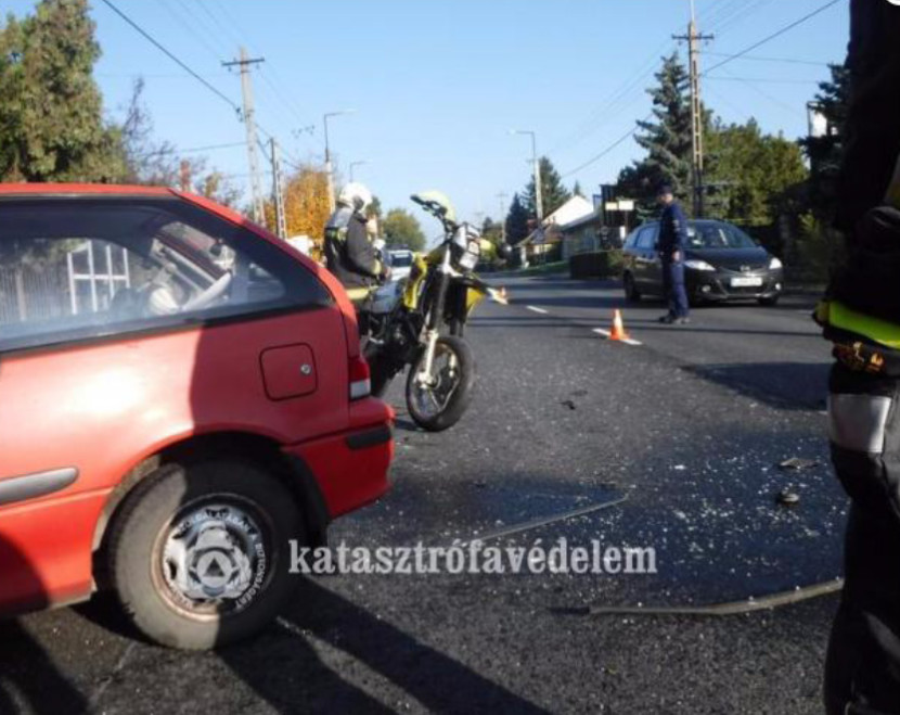 Motoros és személyautó ütközött a Balatoni úton