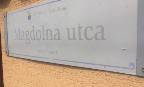 Hamarosan új utcanévtáblákat kap Érd