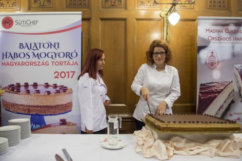 A Balatoni habos mogyoró Magyarország új tortája