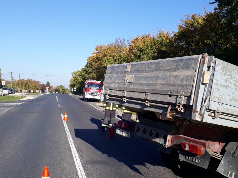 Árokba hajtott egy teherautó a 7-es főúton