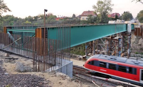 Már áll a Szent István-híd szerkezete