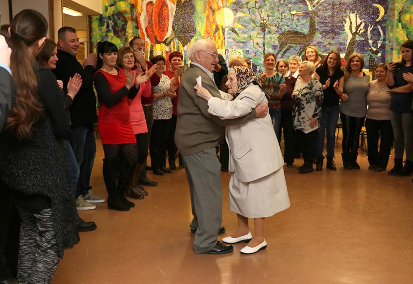 Polkát járt születésnapján a 105 éves érdi néni