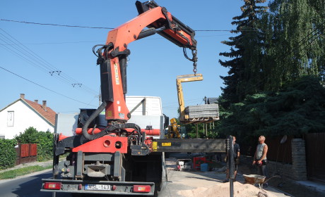 Megújult a buszmegálló, épül a járda