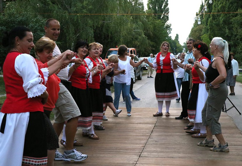 Így buliztak az Alsó utcában