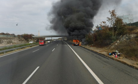 Kigyulladt egy autó az M7-esen